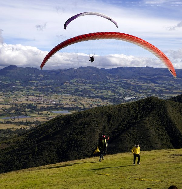 Découvrez le parapente à Annecy: sensations garanties